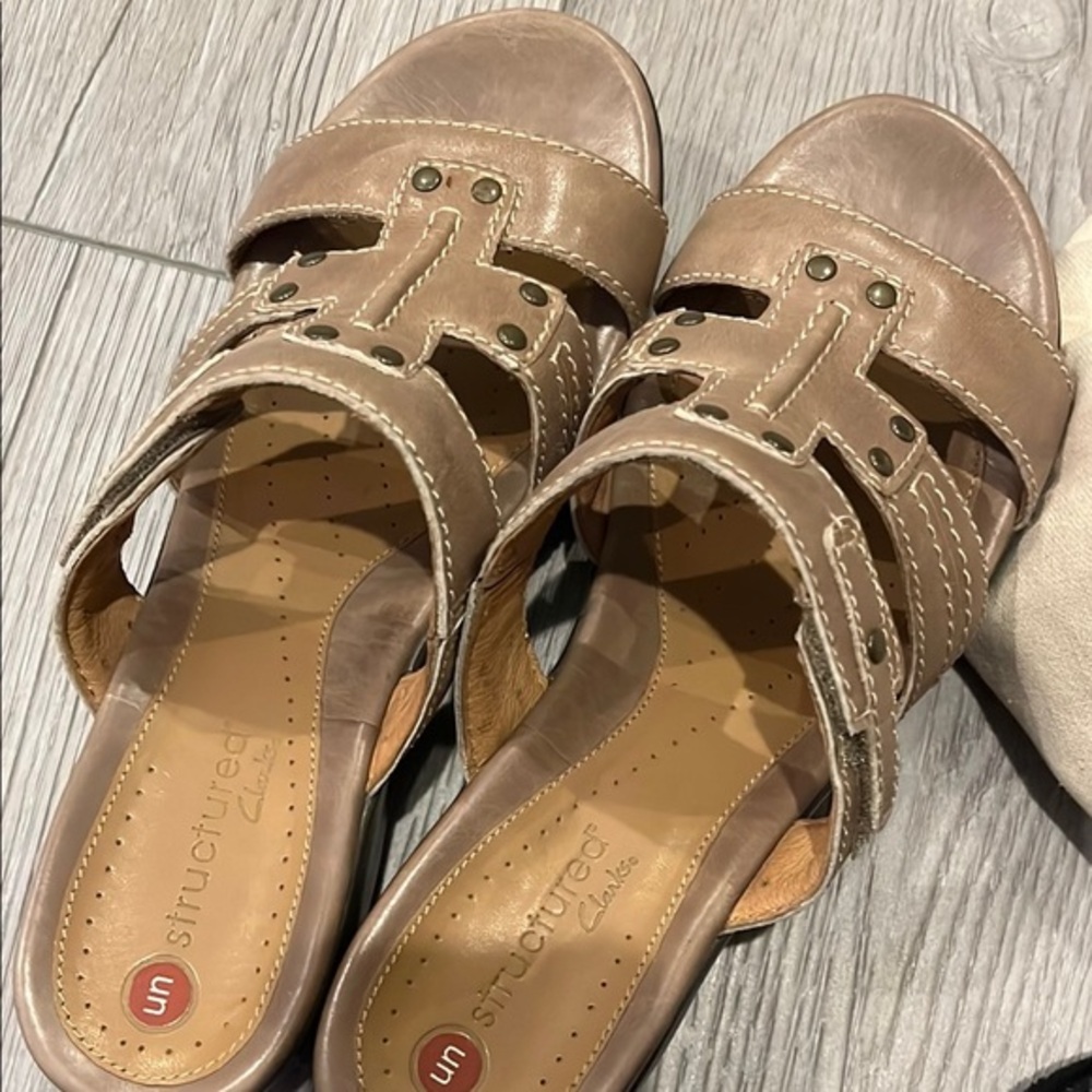 Clarks UnStructured Women's in Size 7.5 W. Heel Height 2 1/4” in Great Condition